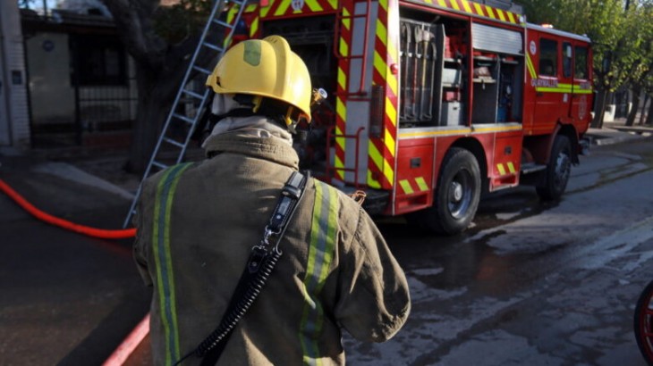 Incendio en una vivienda de Junín dejó pérdidas totales en una habitación y una mujer intoxicada
