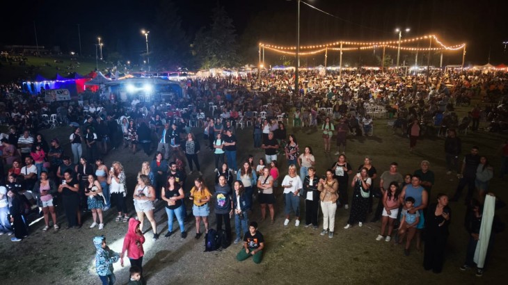 Multitudinaria segunda noche de la Fiesta Provincial de las Naciones y el Vino