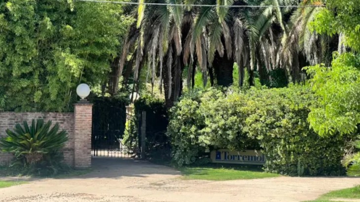 Hallaron a una pareja baleada dentro de un hotel alojamiento