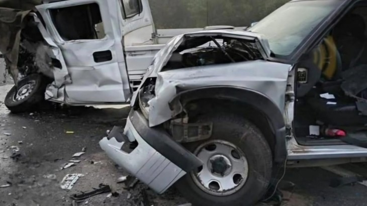Trágico accidente: dos personas murieron en un brutal choque entre dos camionetas