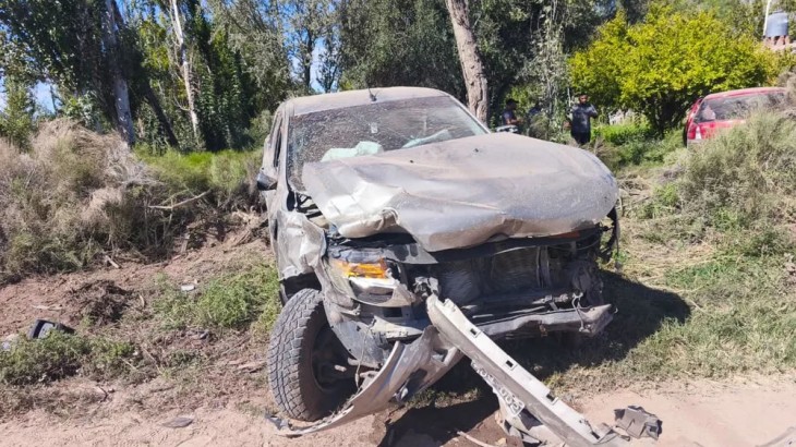 Una camioneta embistió a un auto, ambos terminaron dentro de una casa y hay un herido grave