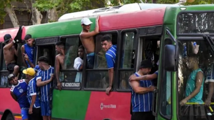 El Gobierno de Mendoza dejará de facilitar colectivos para el traslado de hinchas a partidos