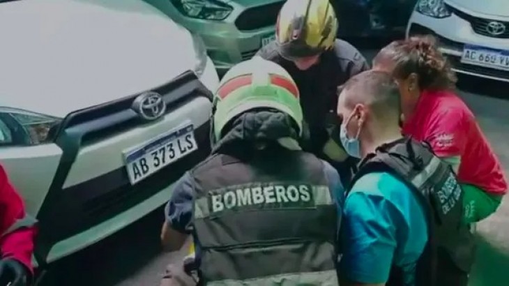 Un hombre se desplomó desde un techo y cayó sobre un auto