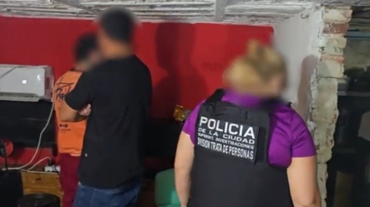 Desbaratan un prostíbulo que operaba bajo la fachada de una barbería