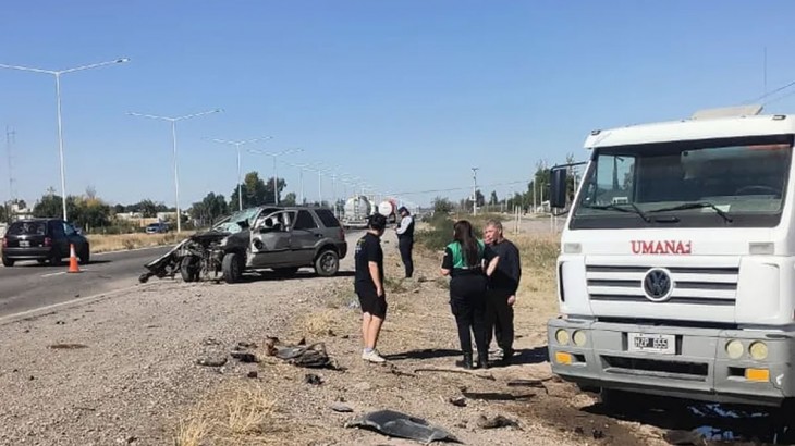 Vuelco en el Acceso Este: una mujer herida tras chocar contra un camión estacionado