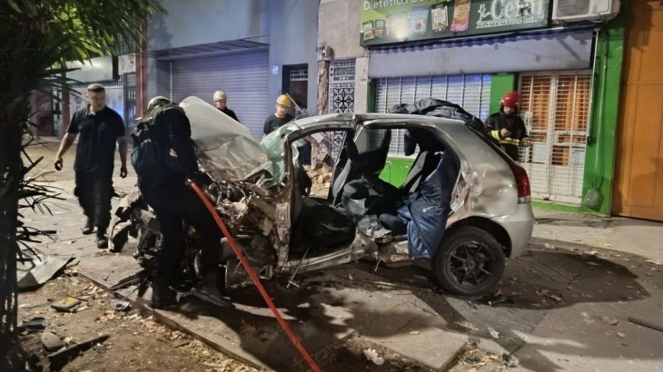 Fatal accidente: perdió el control del vehículo y terminó incrustado contra varias casas